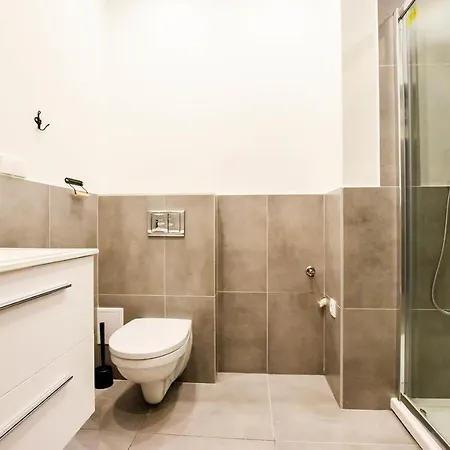 Gwarna 11 By The Station Apartment *